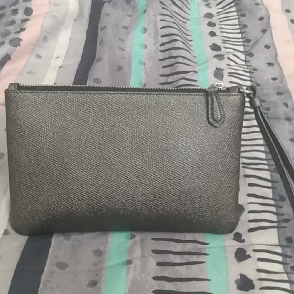 Clutch - Picture 2 of 2